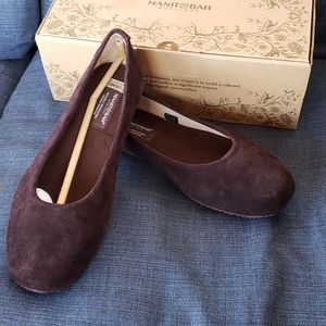 Manitobah Mukluks Earth Suede Moccasin
size